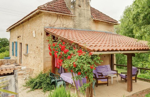 Montcabrier House | Serene Holiday Home in Besse with Swimming Pool