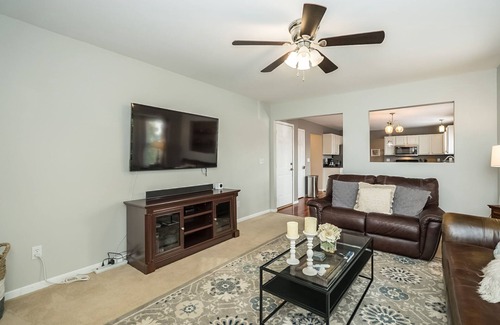 O'Fallon House | Serene Ivory*Fireplace*Fenced Yard* Dogs Welcome!