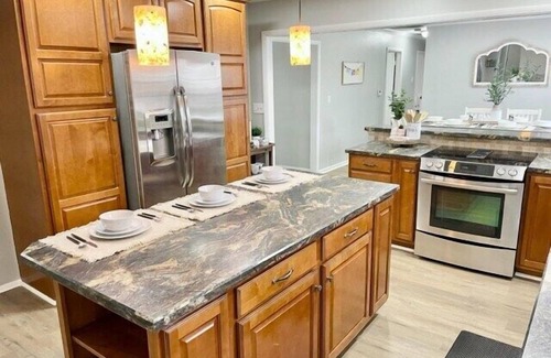 Ivy Hills House | Serene Ivy Hills Home w/Hot Tub & Screened Porch