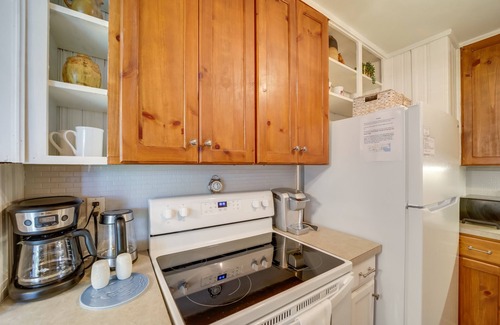 Lake Junaluska Apartment | Serene Lake Junaluska Gem: Deck & Mountain Views