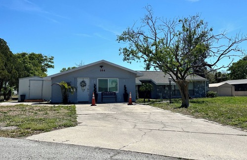 Spring Hill Apartment | Serene Lake View-King Bed,Jacuzzi, K-ette,Parking, Wifi