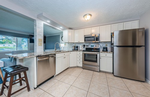 Aloha Gardens House | Serene Lakefront home in Tampa Bay, close to beaches and downtown Tarpon Springs