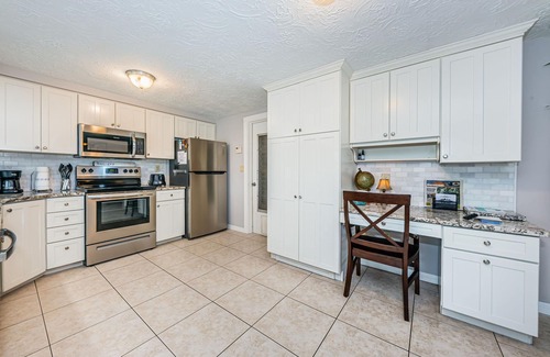 Aloha Gardens House | Serene Lakefront home in Tampa Bay, close to beaches and downtown Tarpon Springs