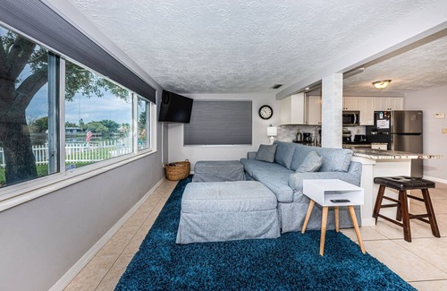 Aloha Gardens House | Serene Lakefront home in Tampa Bay, close to beaches and downtown Tarpon Springs