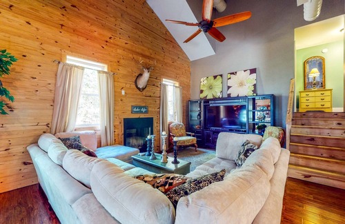 Chipley House | Serene lakeside home with modern upgrades, kayak
