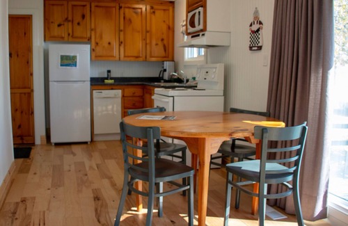 Otonabee-South Monaghan Cottage | Serene Lakeside Inn Featuring Private Decks, Wine Cellar & Scenic Views for Coup