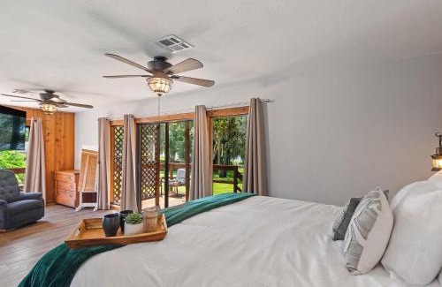 Winter Haven House | Serene Lakeside Retreat- 3 Bdr Romantic Getaway