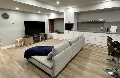 Innisfil Cottage | Serene Lakeside Retreat: Modern Design, and Breathtaking Lake Simcoe Views