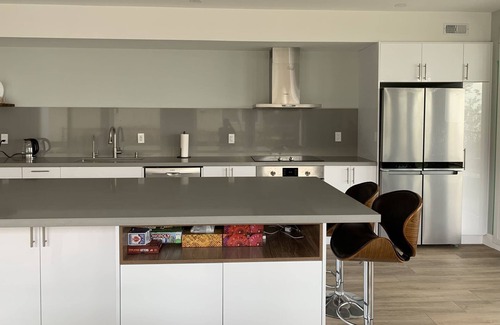 Innisfil Cottage | Serene Lakeside Retreat: Modern Design, and Breathtaking Lake Simcoe Views