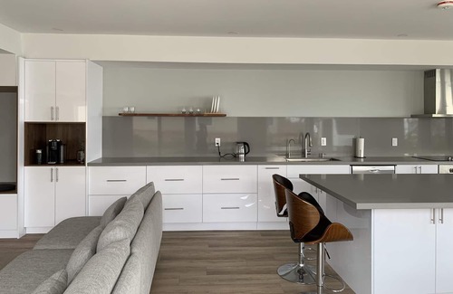 Innisfil Cottage | Serene Lakeside Retreat: Modern Design, and Breathtaking Lake Simcoe Views