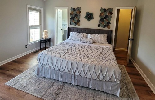 Calverton House | Serene, luxurious & cozy townhome with gym in quiet neighborhood near amenities!