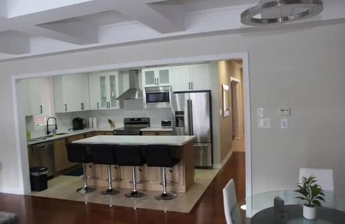 Markham House | Serene & Modern ~ 10min to Downtown ~ Yard ~ Pkg!