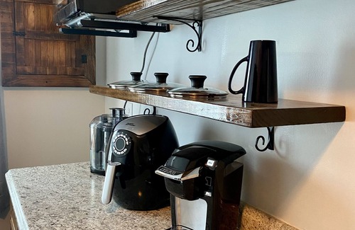 Birmingham House | Serene & Modern | 5★ Location, ♛Queen Bed, Parking