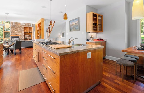 Hammonds Plains Villa | Serene modern Lakehouse on Golf Course