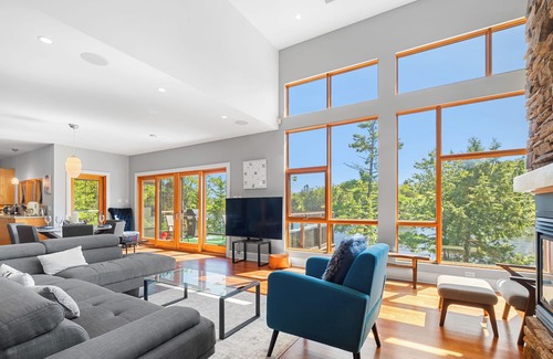 Hammonds Plains Villa | Serene modern Lakehouse on Golf Course