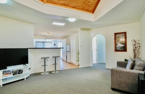 Eagle Heights Apartment | Serene Mountain Cabin Retreat Tamborine Mountain