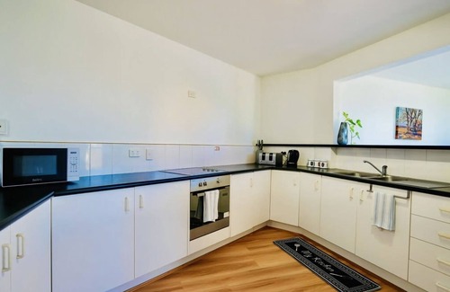 Eagle Heights Apartment | Serene Mountain Cabin Retreat Tamborine Mountain