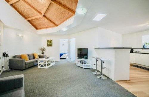 Eagle Heights Apartment | Serene Mountain Cabin Retreat Tamborine Mountain