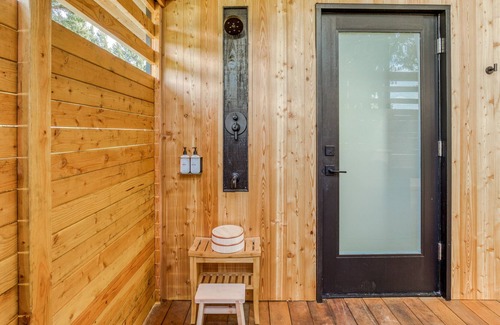 Stevenson Cabin | Serene mountain-view cabin with geothermal hot tub, indoor steam sauna & deck