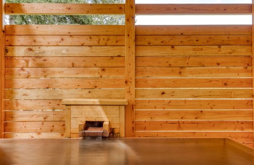 Stevenson Cabin | Serene mountain-view cabin with geothermal hot tub, indoor steam sauna & deck