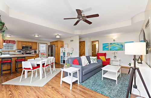 Raymore House | ⭐️ Serene Oasis ✅ 3 King Beds ✅ Fast Wifi ✅ Free Parking
