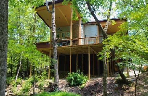 Broken Bow Cabin | SERENE ON THE STREAM is a modern luxury cabin that overlooks a soothing, flowing