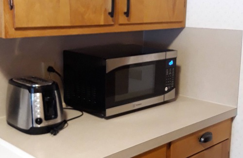 Backus House | Serene one level cabin home with private beach on Pine Mountain Lake Sleeps 10