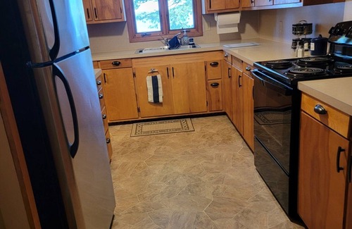 Backus House | Serene one level cabin home with private beach on Pine Mountain Lake Sleeps 10