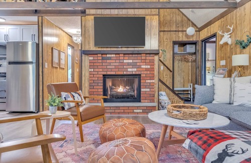 Albrightsville Ski Chalet | Serene Poconos Chalet - Hot Tub, Lake & Pool Access + Pet Friendly!