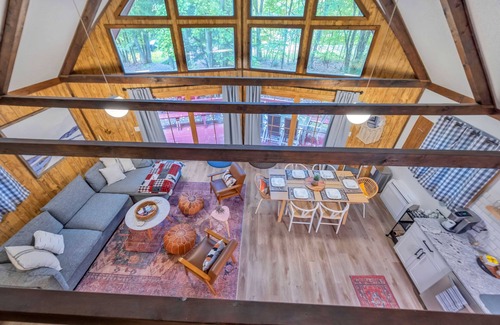 Albrightsville Ski Chalet | Serene Poconos Chalet - Hot Tub, Lake & Pool Access + Pet Friendly!