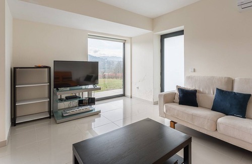 Fareja Apartment | Serene pool retreat in Vizela