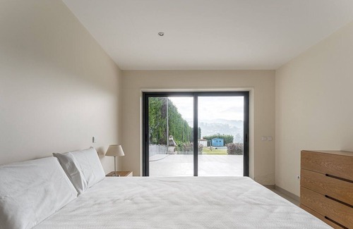 Fareja Apartment | Serene pool retreat in Vizela