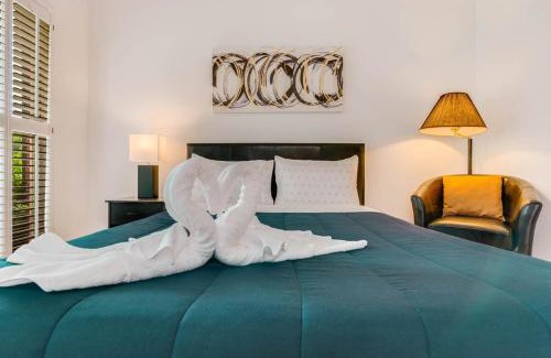 Conyers House | Serene Poolside Oasis 5 BR Office Luxe Amenities