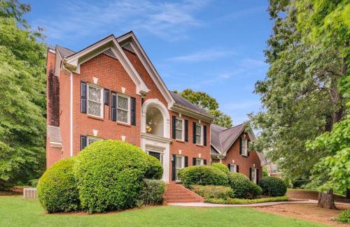 Conyers House | Serene Poolside Oasis 5 BR Office Luxe Amenities