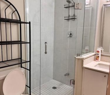 Hurontario House | Serene Queen Room Shared Unit