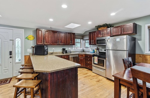 Oxbow House | SERENE & QUIET-Huge Deck!-Free Kayaks & Paddle Boat! PETS! AUGUST Specials!