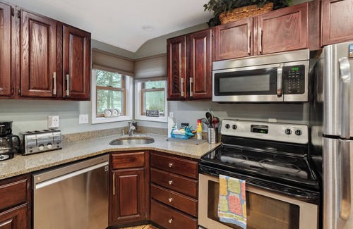 Oxbow House | SERENE & QUIET-Huge Deck!-Free Kayaks & Paddle Boat! PETS! AUGUST Specials!