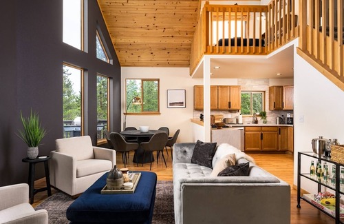 Black Hawk House | Serene Retreat Amazing Views Hottub Sauna Xbox