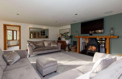 Netley House | Serene Riverside: 6BR Luxury Retreat in Curdridge