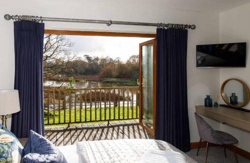 Netley House | Serene Riverside: 6BR Luxury Retreat in Curdridge