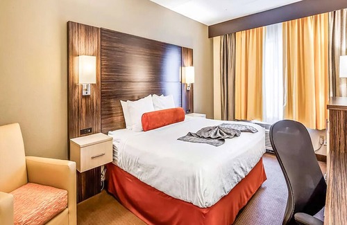 Orlando Hotel | Serene Room w/Pool & Laundry Access – Orlando Gem | Close to Theme Parks