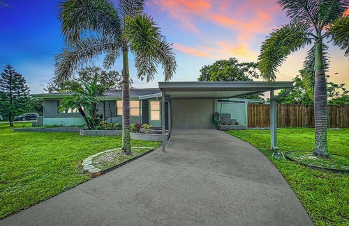 Sarasota Springs House | Serene Sarasota Retreat with King Bed, Full Kitchen, Fast Wi-Fi and A/C