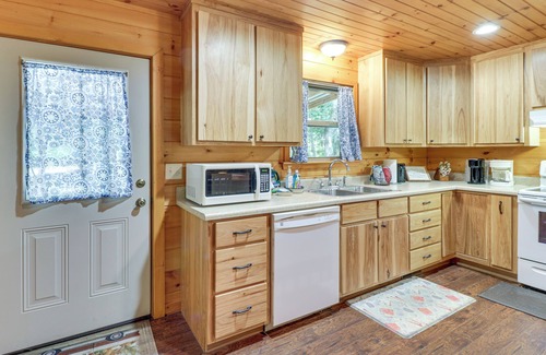 Fort Payne Cabin | Serene & Secluded Alabama Cabin w/Covered Deck!