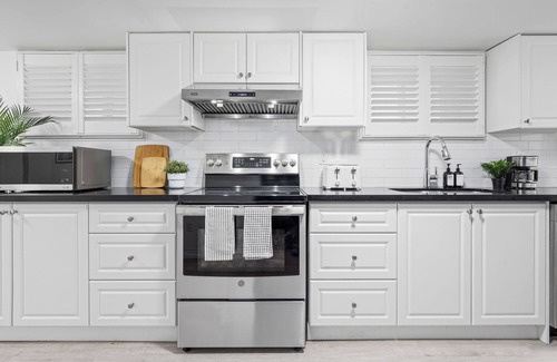 Earlscourt Apartment | Serene Shore Retreat B01