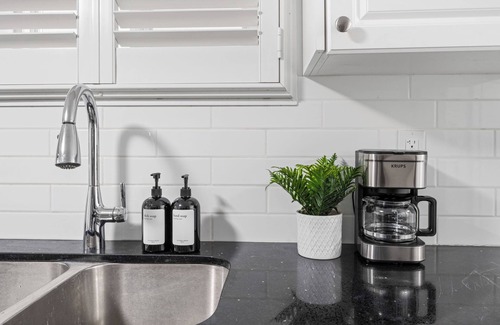 Earlscourt Apartment | Serene Shore Retreat B01
