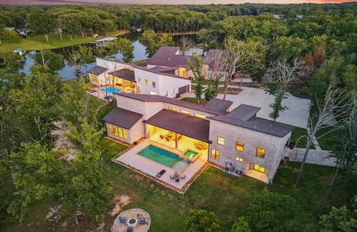 Malakoff House | Serene Shores: Lake Front- Pool & Hot Tub