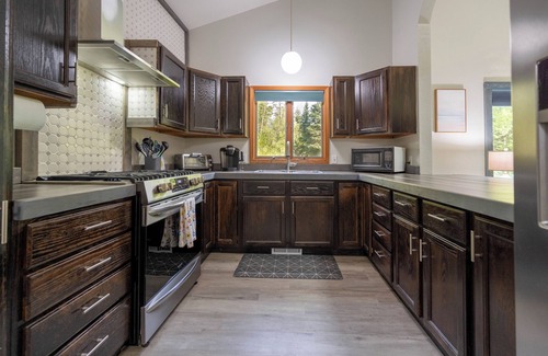 Cheboygan House | Serene "Sol Retreat" by the Shores of Lake Huron and Mackinac Island
