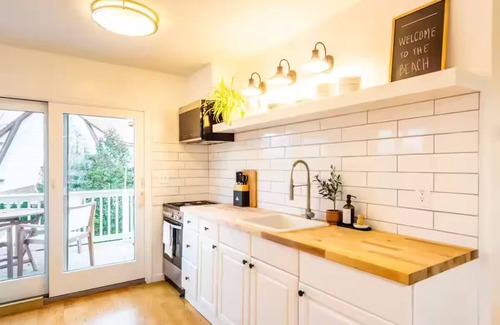 East Shore House | Serene & Spacious 4-Bed House with Waterview!