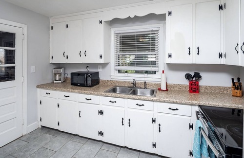 Charlotte House | ★Serene & Spacious | 5mi to Uptown | Huge Backyard