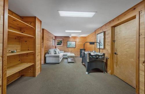 Clearview Ski Chalet | Serene Spacious Home in Creemore